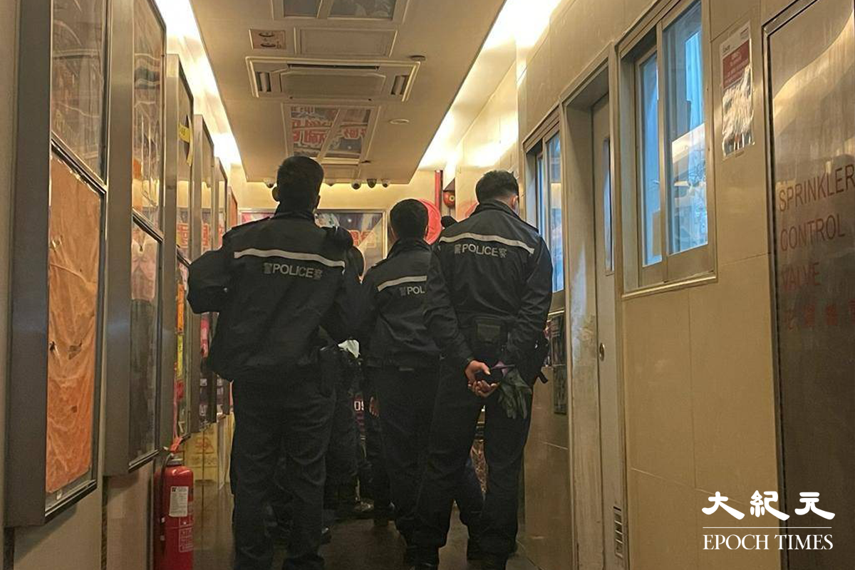 警方凌晨接報，有市民於油麻地砵蘭街109號至113號偉華大廈一單位內遭非法禁錮及被斬傷，隨即派出大批警員趕至。（卓相如／大紀元）