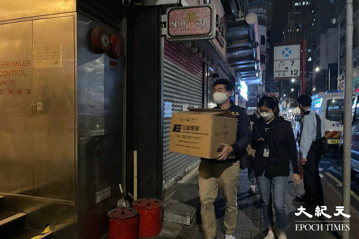 大批便衣探員亦接報趕抵偉華大廈，調查後帶走一名男子。（卓相如／大紀元）