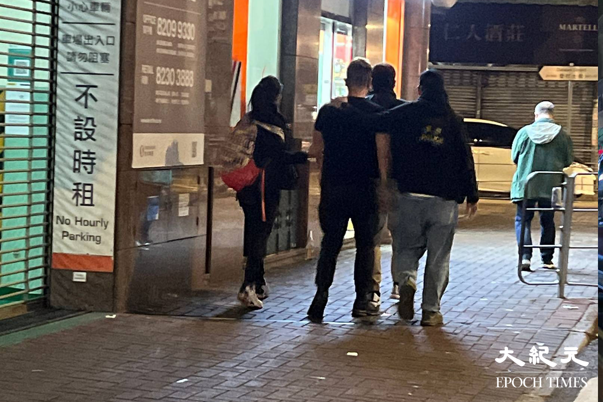 大批便衣探員亦接報趕抵偉華大廈，調查後帶走一名男子。（卓相如／大紀元）