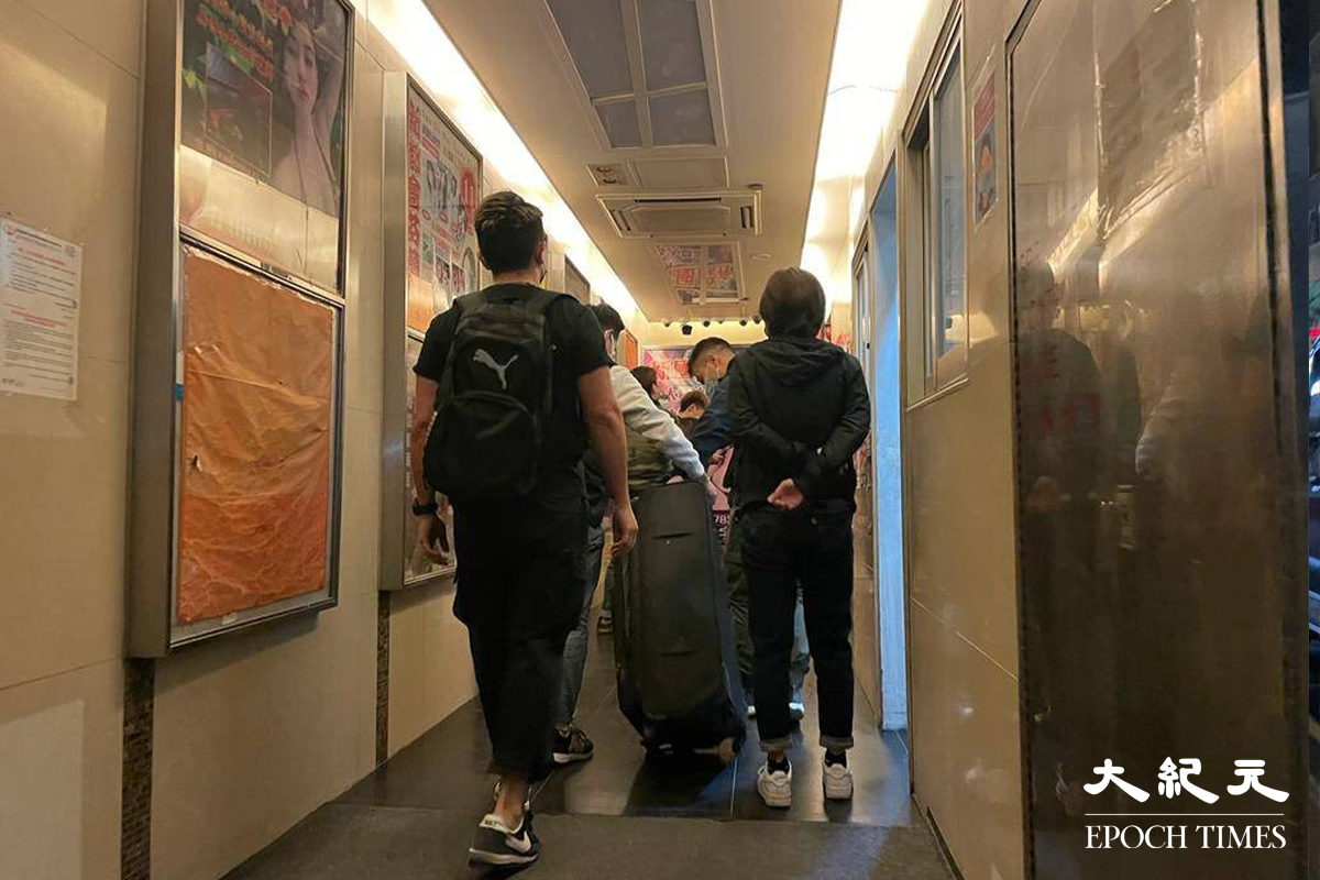 大批便衣探員亦接報趕抵偉華大廈，調查後帶走一名男子。（卓相如／大紀元）