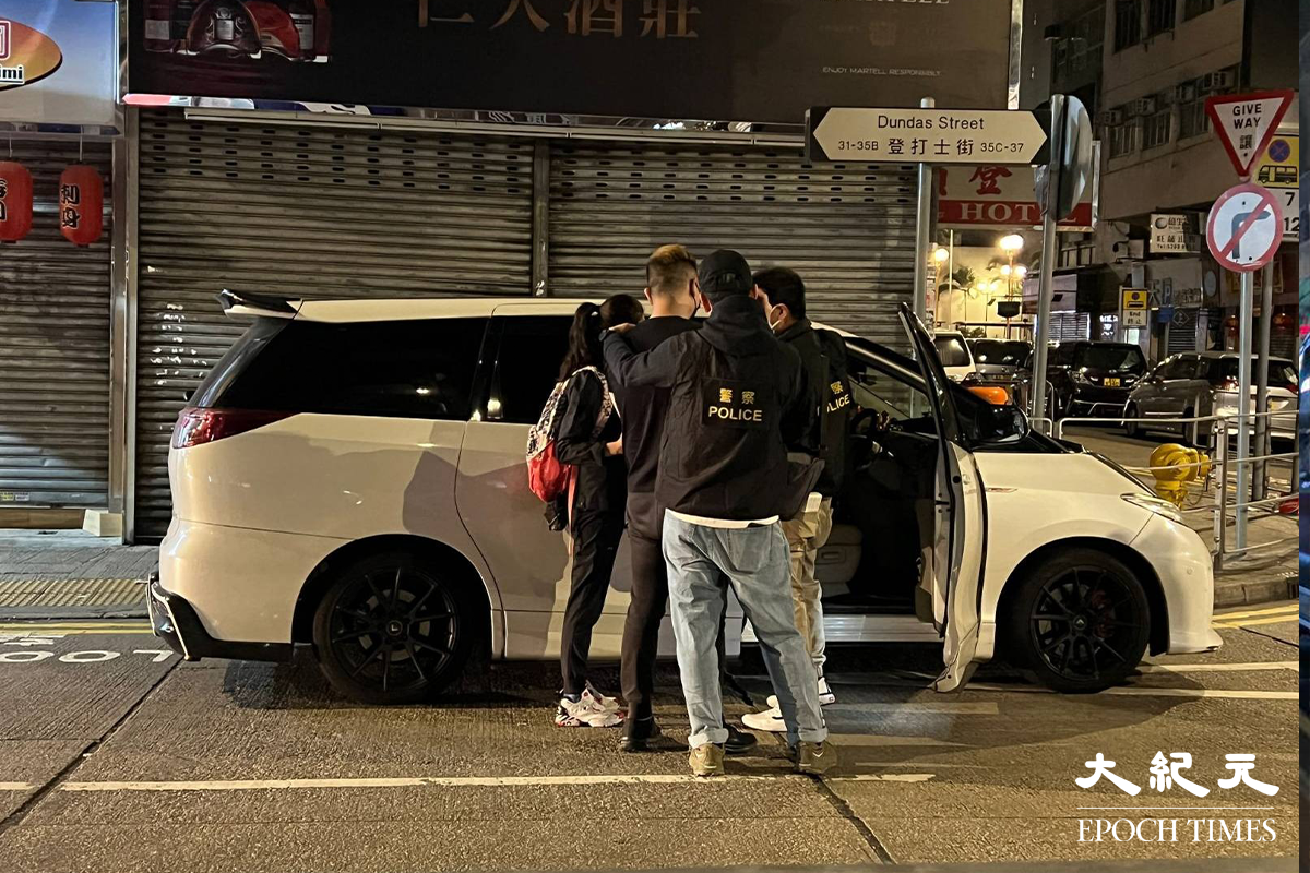大批便衣探員亦接報趕抵偉華大廈，調查後帶走一名男子。（卓相如／大紀元）