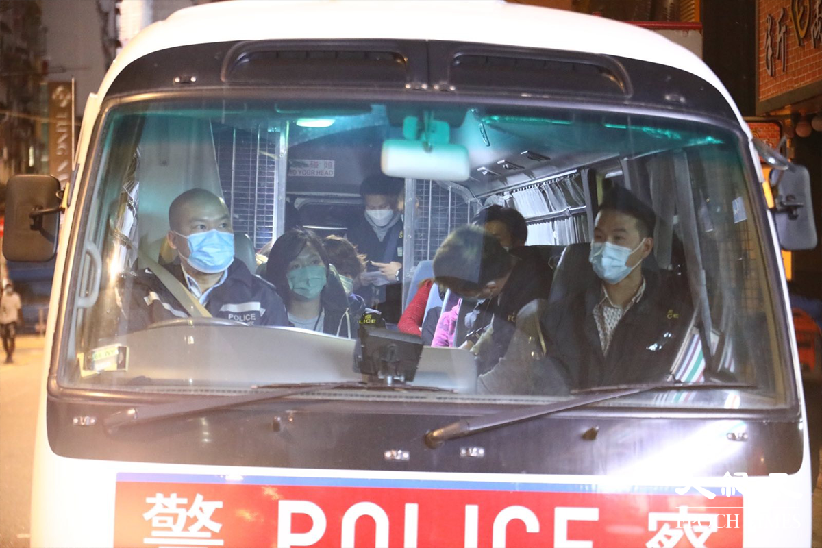 接近清晨時分，警方將被捕的46人分批帶上警車，押返警署扣查。（李辰／大紀元）