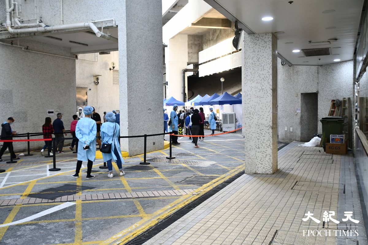 下午5時許，陸續有住戶收到通知後，到地下檢測站登記接受強制檢測。（麥碧／大紀元）