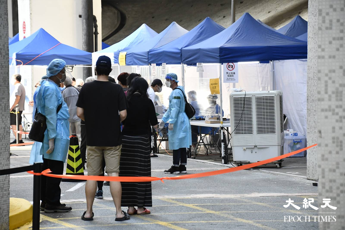 下午5時許，陸續有住戶收到通知後，到地下檢測站登記接受強制檢測。（麥碧／大紀元）