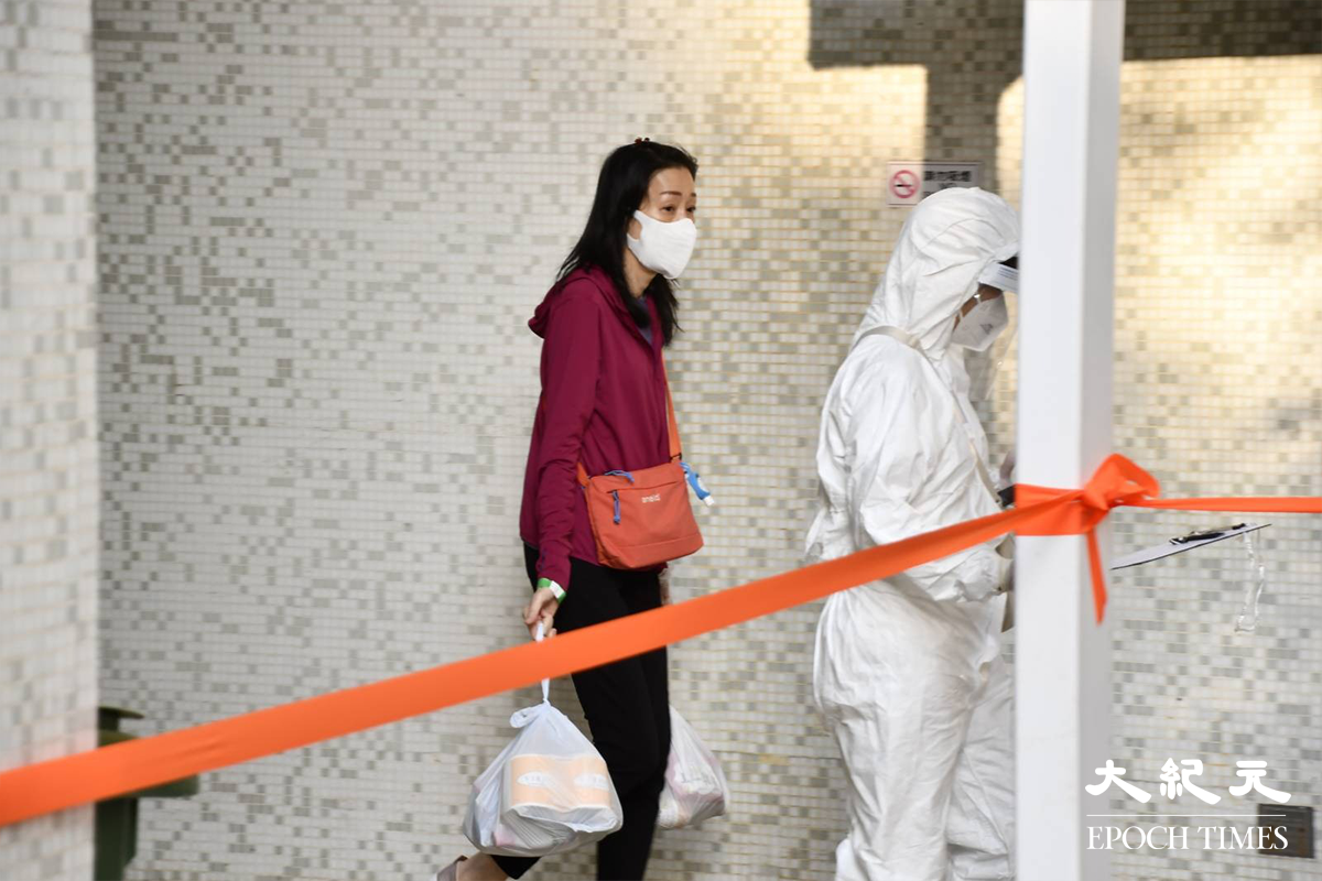 宏景花園第三座住戶，完成強制檢測及領取物資包後，正在返回家中。（麥碧／大紀元）