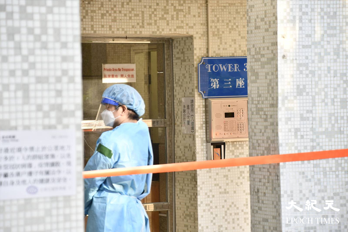 大廈出入口均有工作人員駐守。（麥碧／大紀元）
