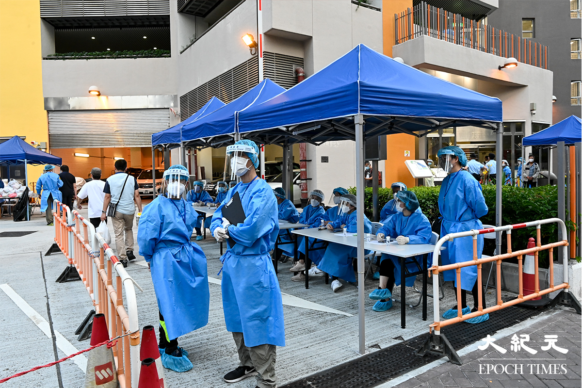 政府今日（4月14日）宣布，自下午4時起將大窩口尚文苑劃分為「受限區域」。市民正在登記。（宋碧龍／大紀元）