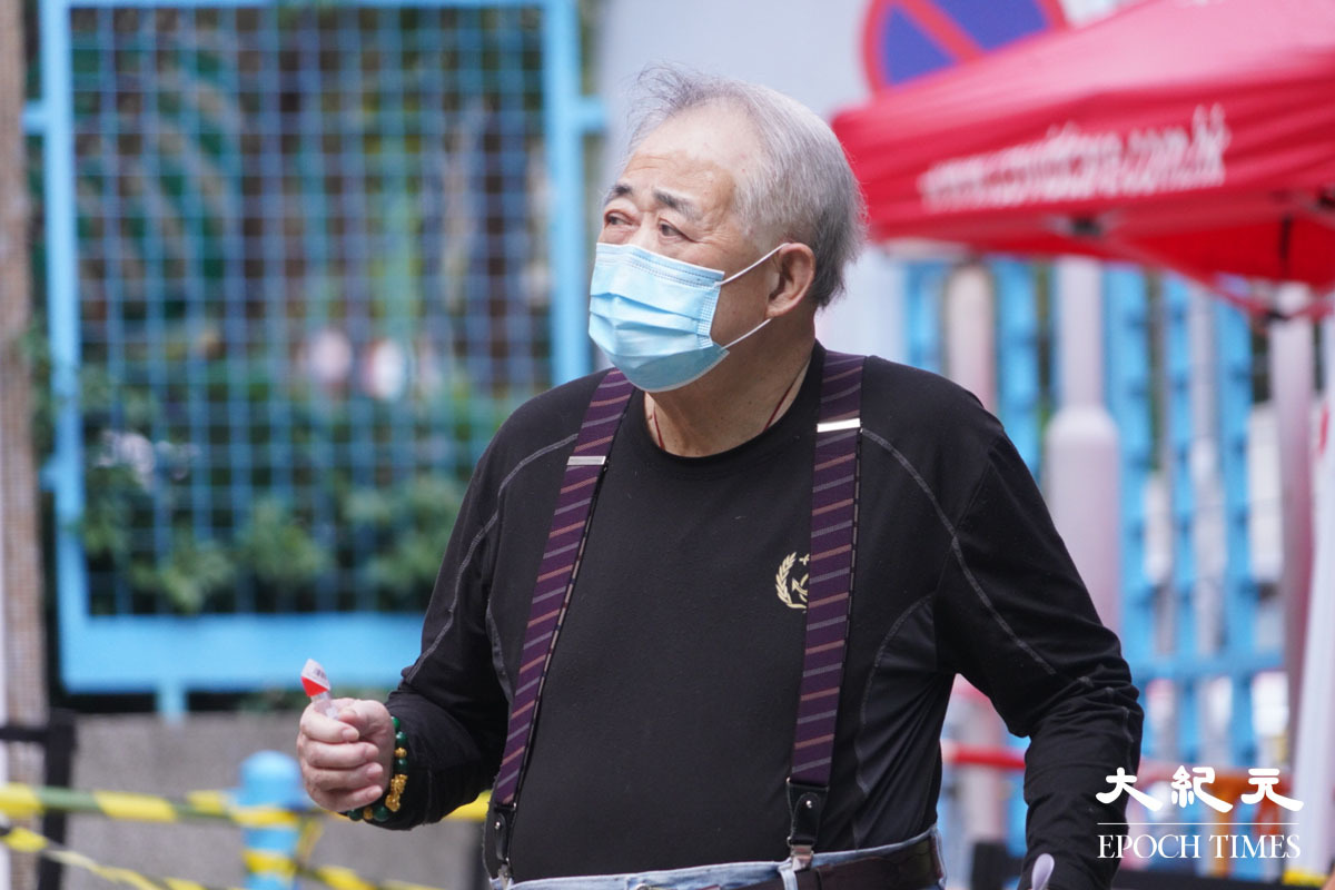 16日下午，政府宣布葵涌葵康苑葵明閣圍封強檢，住戶收到通知陸續下樓做核酸檢測。（余鋼／大紀元）