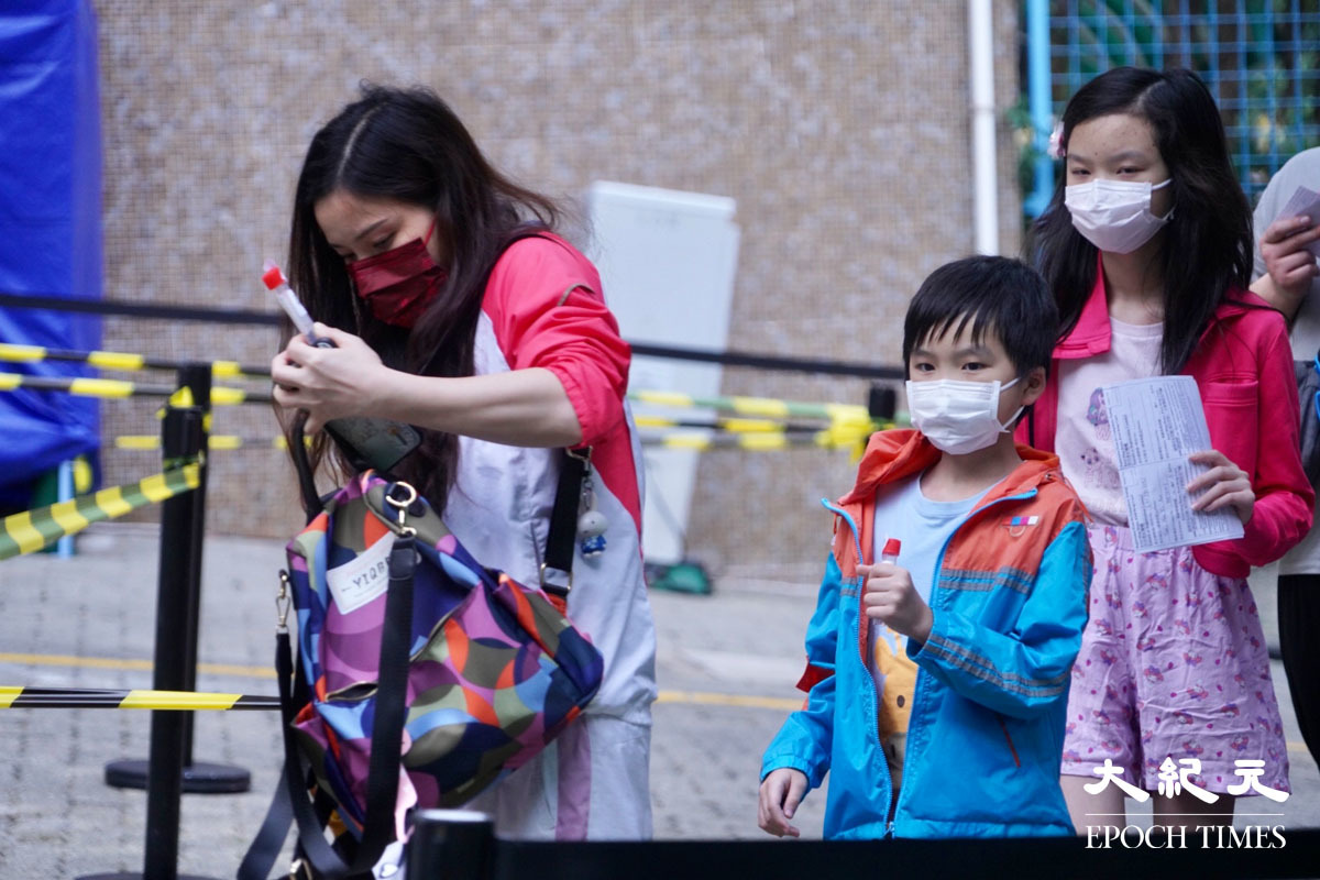 16日下午，政府宣布葵涌葵康苑葵明閣圍封強檢，住戶收到通知陸續下樓做核酸檢測。（余鋼／大紀元）