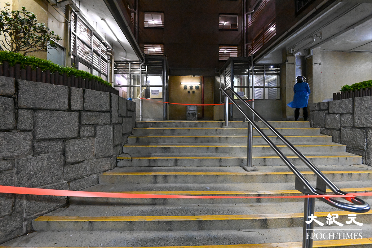 屯門山景邨景富樓今日（19日）下午4時起封區，受檢者須於今晚9時前接受新型冠狀病毒強制檢測，政府目標明日（20日）下午約1時完成行動。（宋碧龍／大紀元）