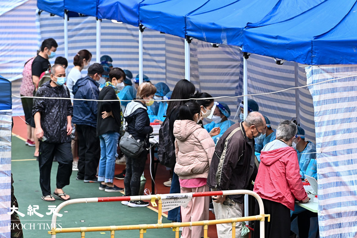 市民正在登記強檢。（宋碧龍／大紀元）