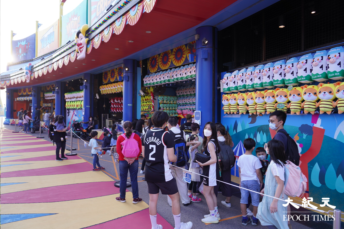 海洋公園重開首日，不少市民到海洋公園開心遊玩（余鋼/大紀元）