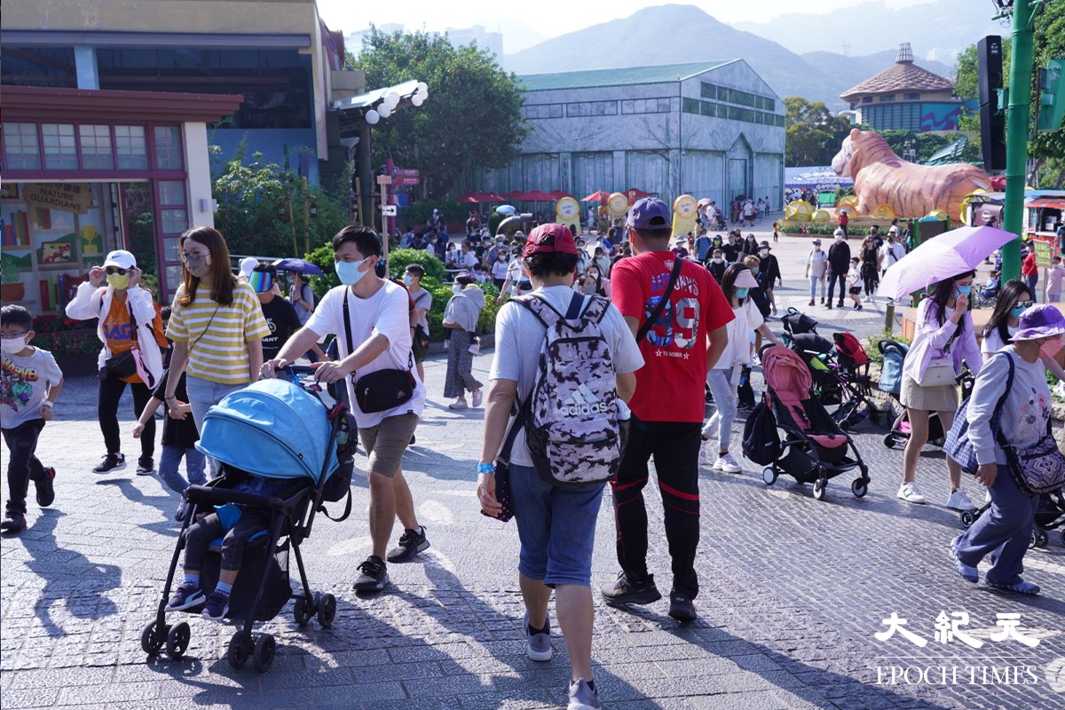 海洋公園重開首日，不少市民到海洋公園開心遊玩（余鋼/大紀元）