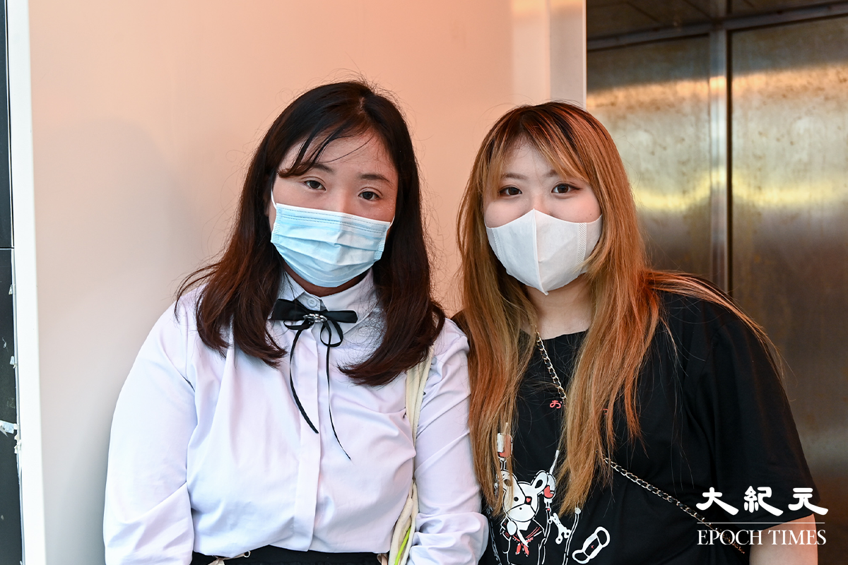 尹小姐（右）表示放寬後會看多幾套電影。（宋碧龍/大紀元）