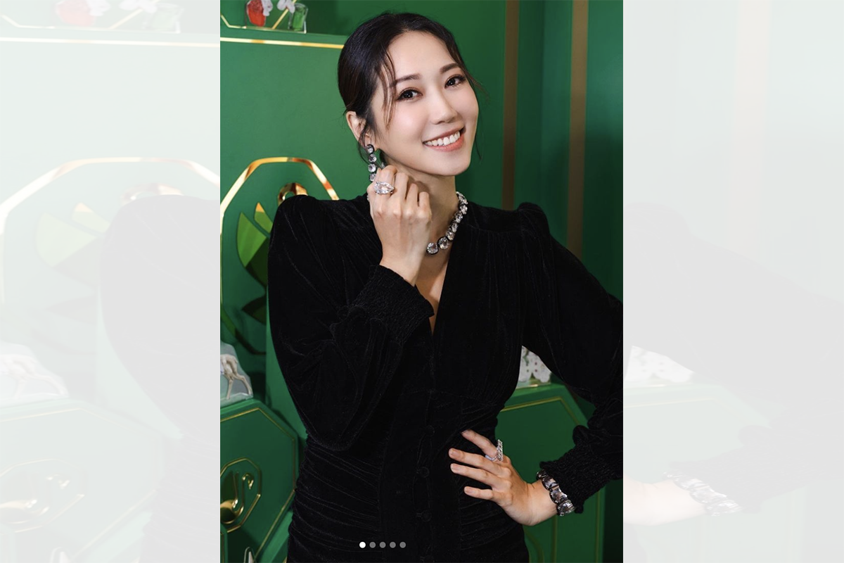 懷孕期間Jessica挺巨肚和閨蜜Yanny拍首飾廣告。（Jessica IG）