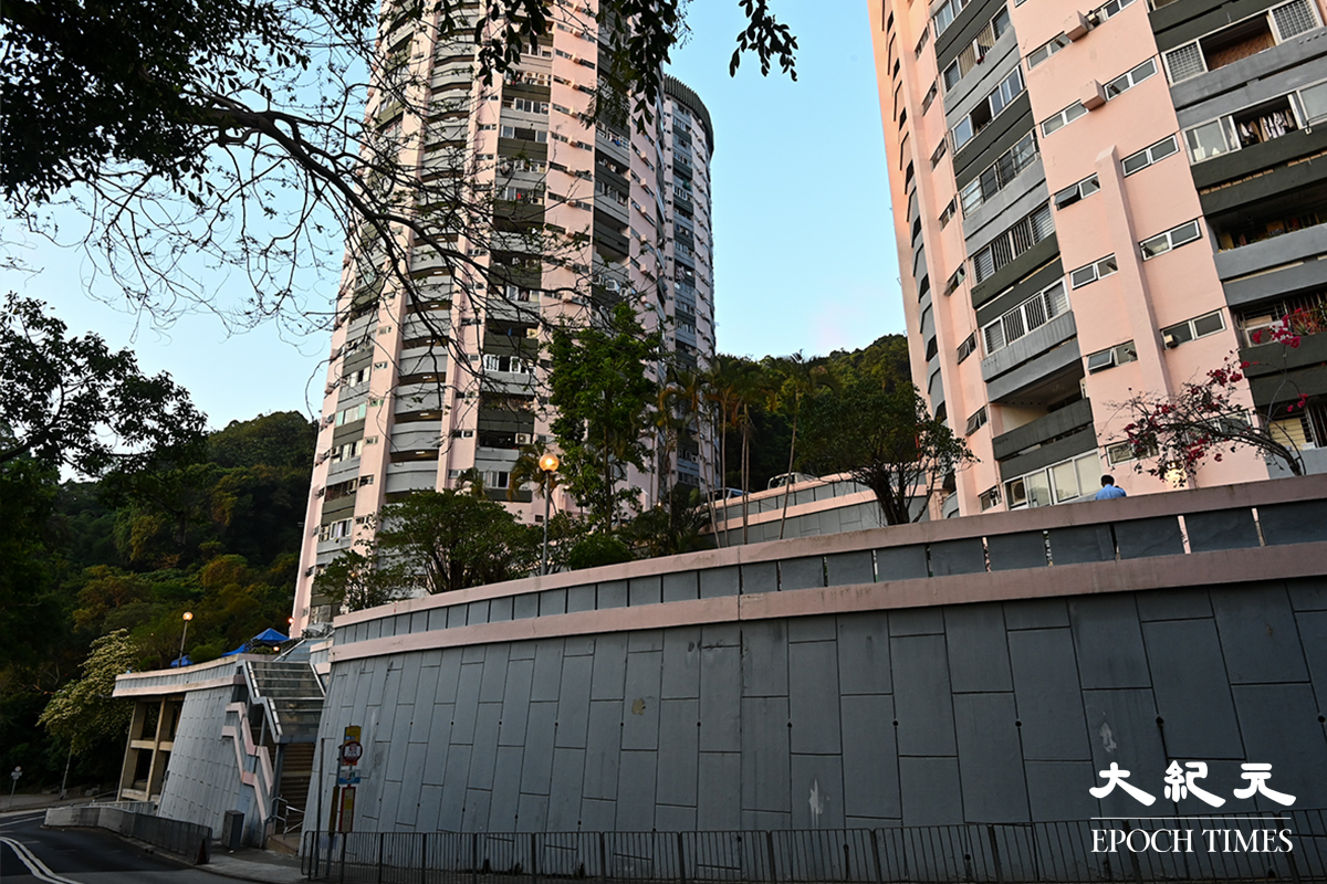 政府今日(28日)引用第599J章《預防及控制疾病(對若干人士強制檢測)規例》，作出限制與檢測宣告，自下午4時起在大坑勵德邨勵潔樓進行圍封強檢。（宋碧龍／大紀元）