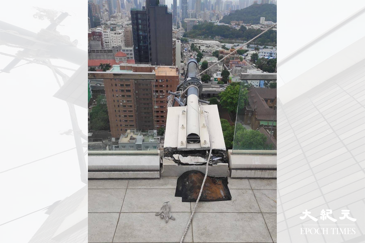 意外發生後，已倒塌的吊船金屬臂和大廈外牆。（圖片來源：讀者陳先生）