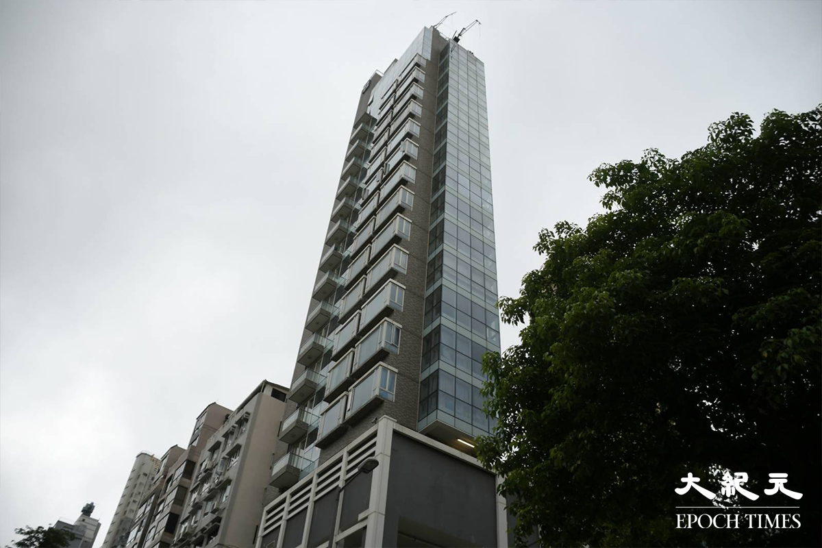 涉事住宅大廈，位於伯爵街近界限街交界，警員到場將附近道路封鎖。（麥碧／大紀元）