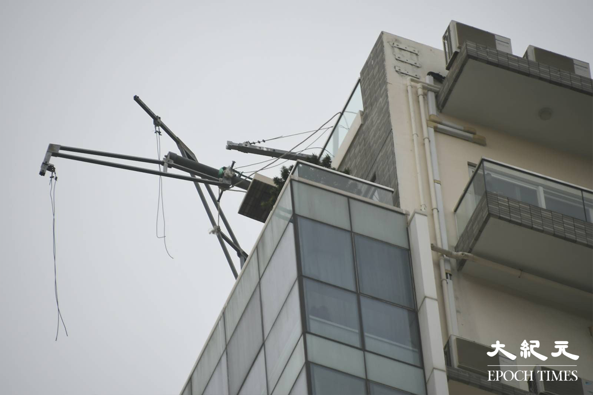 涉事吊船已被運走，惟已倒塌的金屬臂及大廈外牆，仍懸掛空中。（麥碧／大紀元）