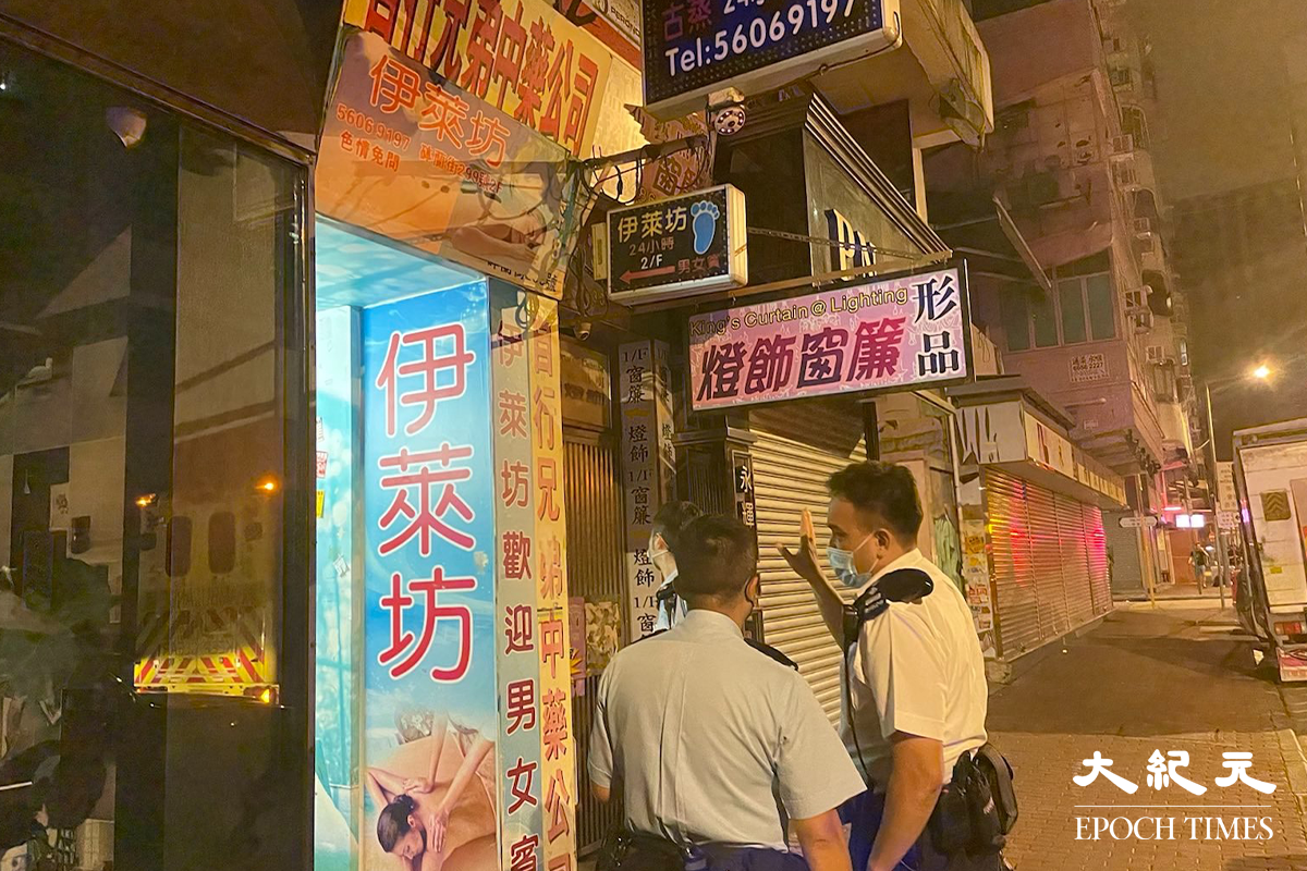 大批警員接報後趕抵現場調查。據警方表示，案件列作謀殺案處理，並追緝兇徒歸案。（卓相如／大紀元）