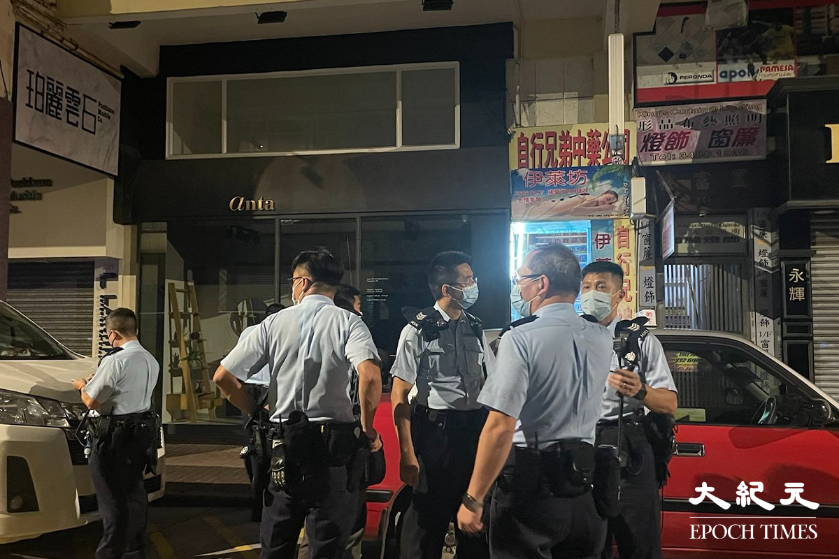大批警員接報後趕抵現場調查。據警方表示，案件列作謀殺案處理，並追緝兇徒歸案。（卓相如／大紀元）