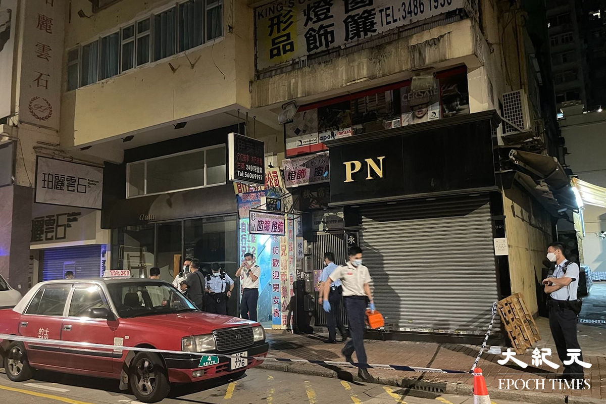 大批警員接報後趕抵現場調查。據警方表示，案件列作謀殺案處理，並追緝兇徒歸案。（卓相如／大紀元）