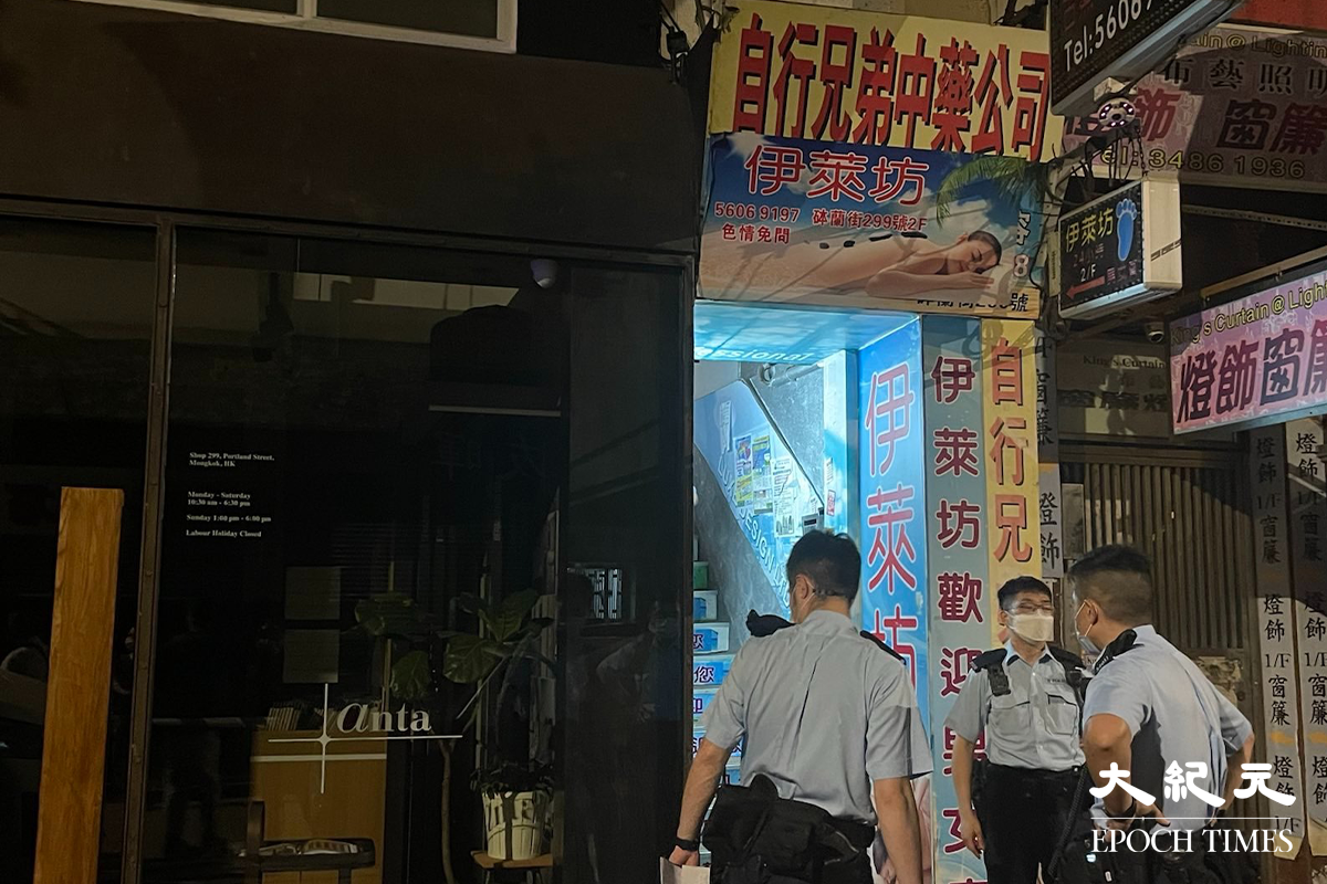 大批警員接報後趕抵現場調查。據警方表示，案件列作謀殺案處理，並追緝兇徒歸案。（卓相如／大紀元）