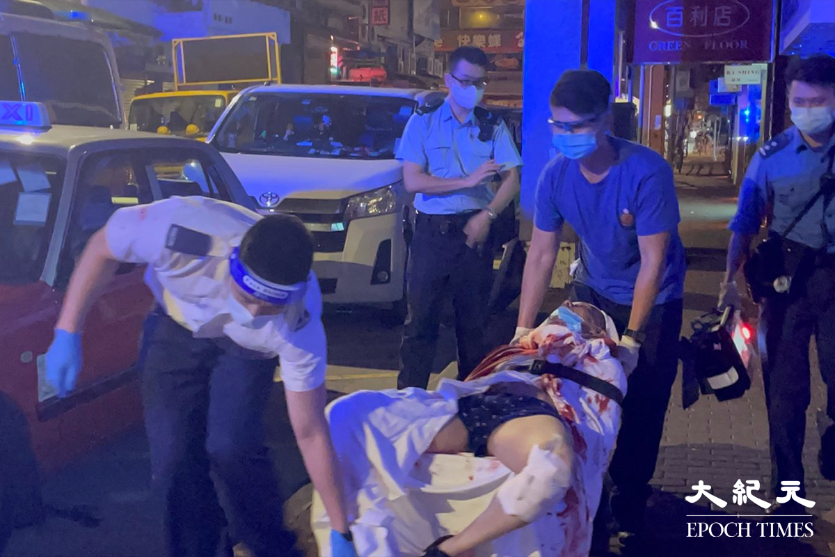 救護員到場後，將身中多刀重傷昏迷的男事主，抬上救護車送院搶救，惜最終搶救無效，證實不治。（卓相如／大紀元）
