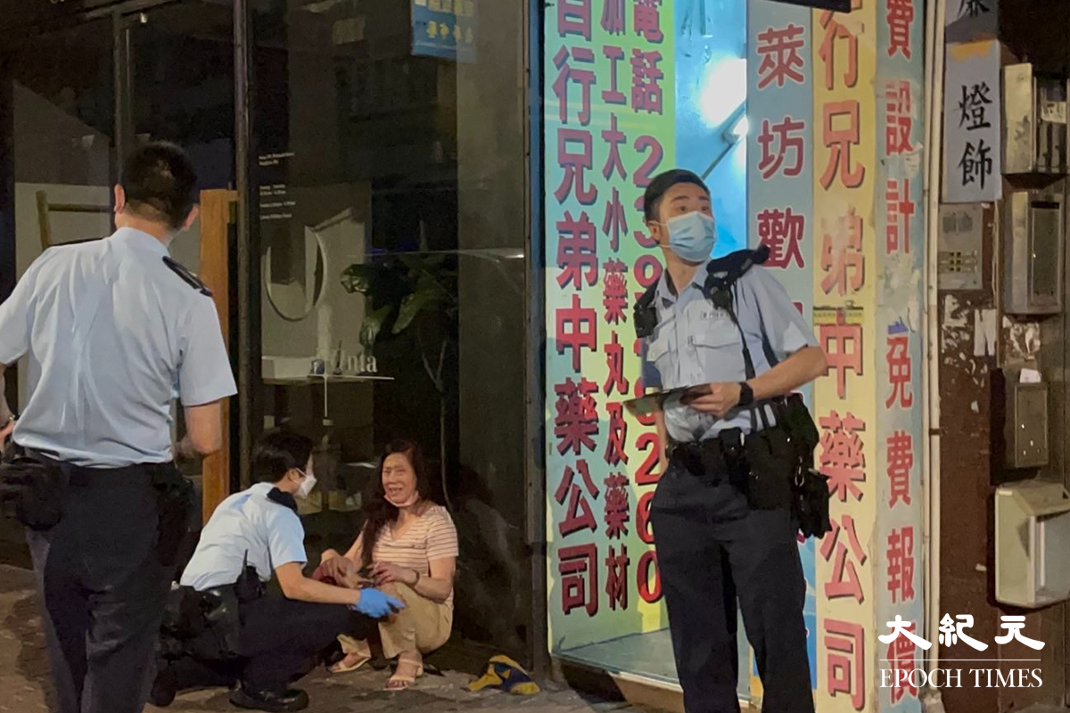 警方到場後封鎖現場，警員向逐漸甦醒的女事主作初步了解。（卓相如／大紀元）