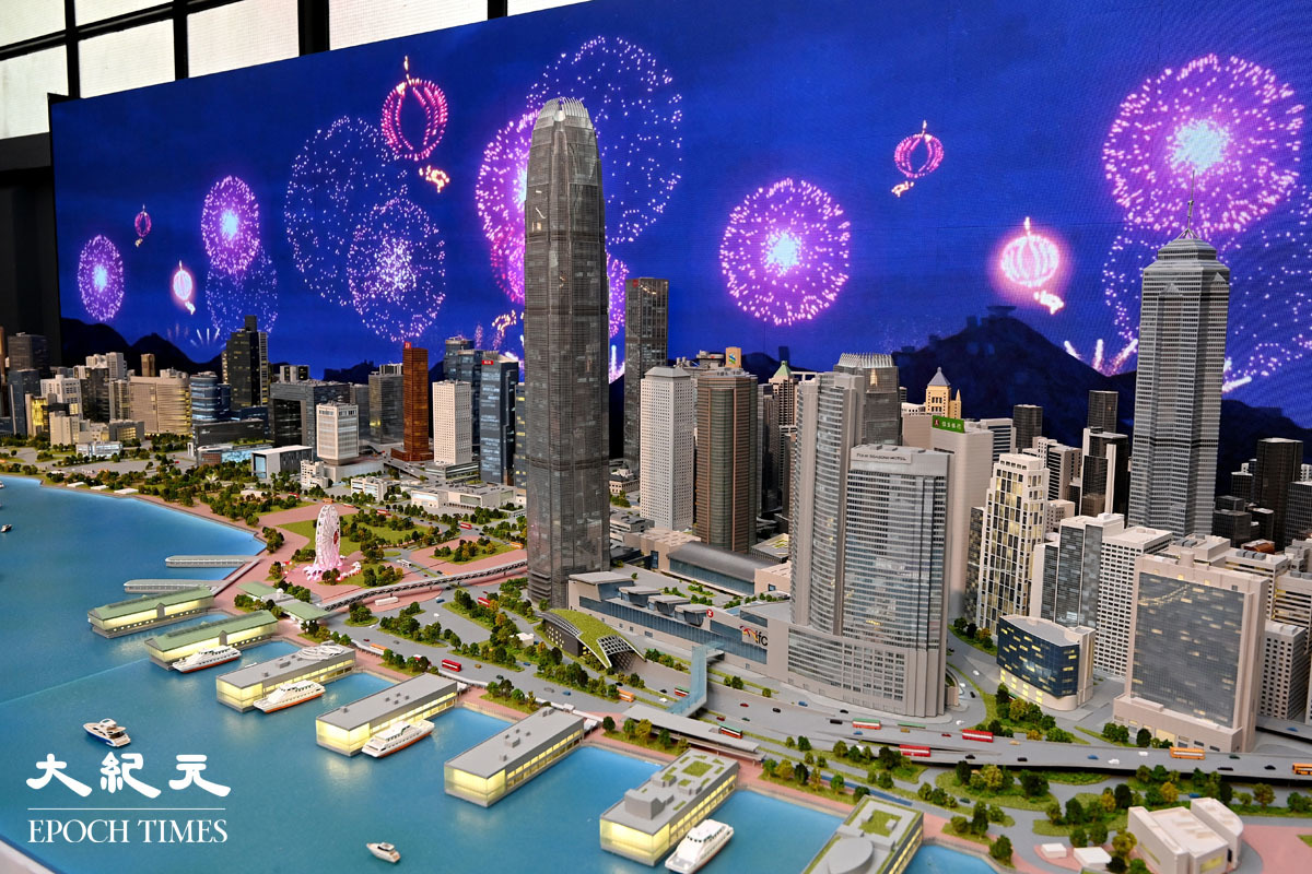 《維多利亞港》展示維港逾40幢標誌性建築物，包括最新落成的東鐵綫會展站。（宋碧龍／大紀元）