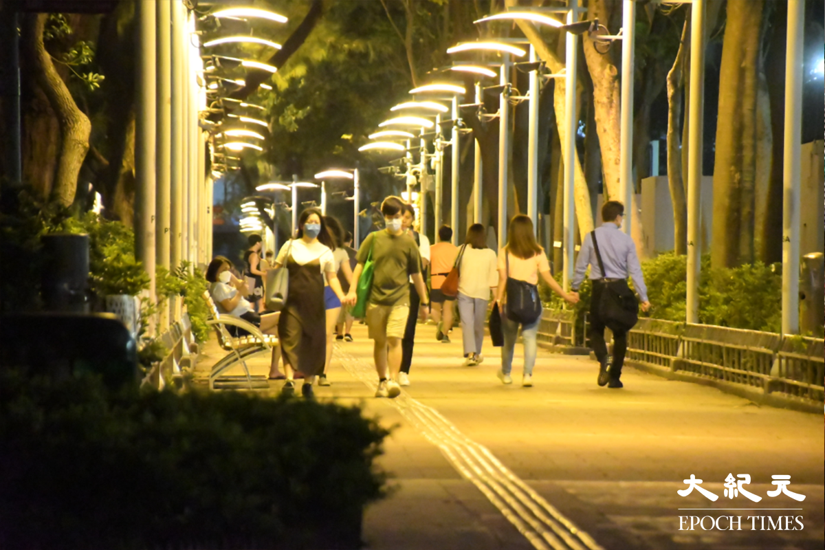 昨晚(2日)，有不少市民於維園內活動。（麥碧／大紀元）