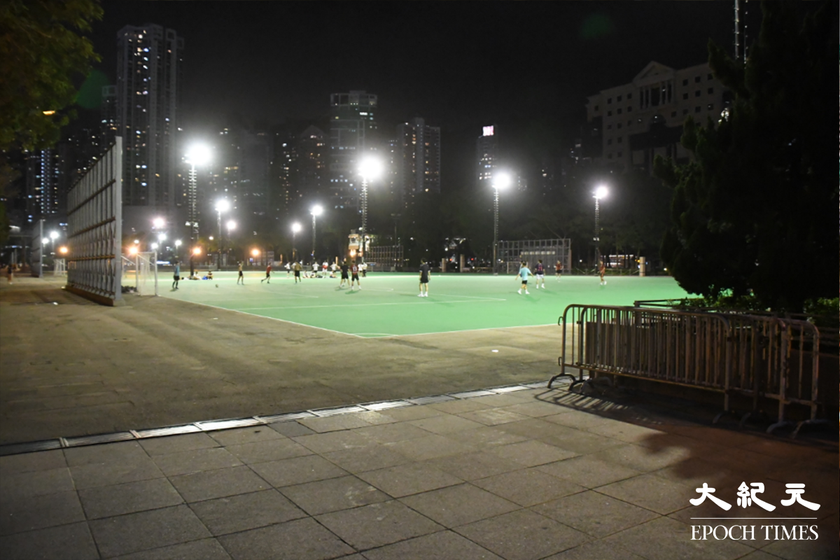 昨晚(2日)，有不少市民於維園內活動。（麥碧／大紀元）