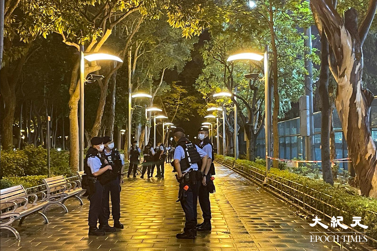 昨晚約10時，近百名警員分批在維園附近戒備。（胡琪／大紀元）