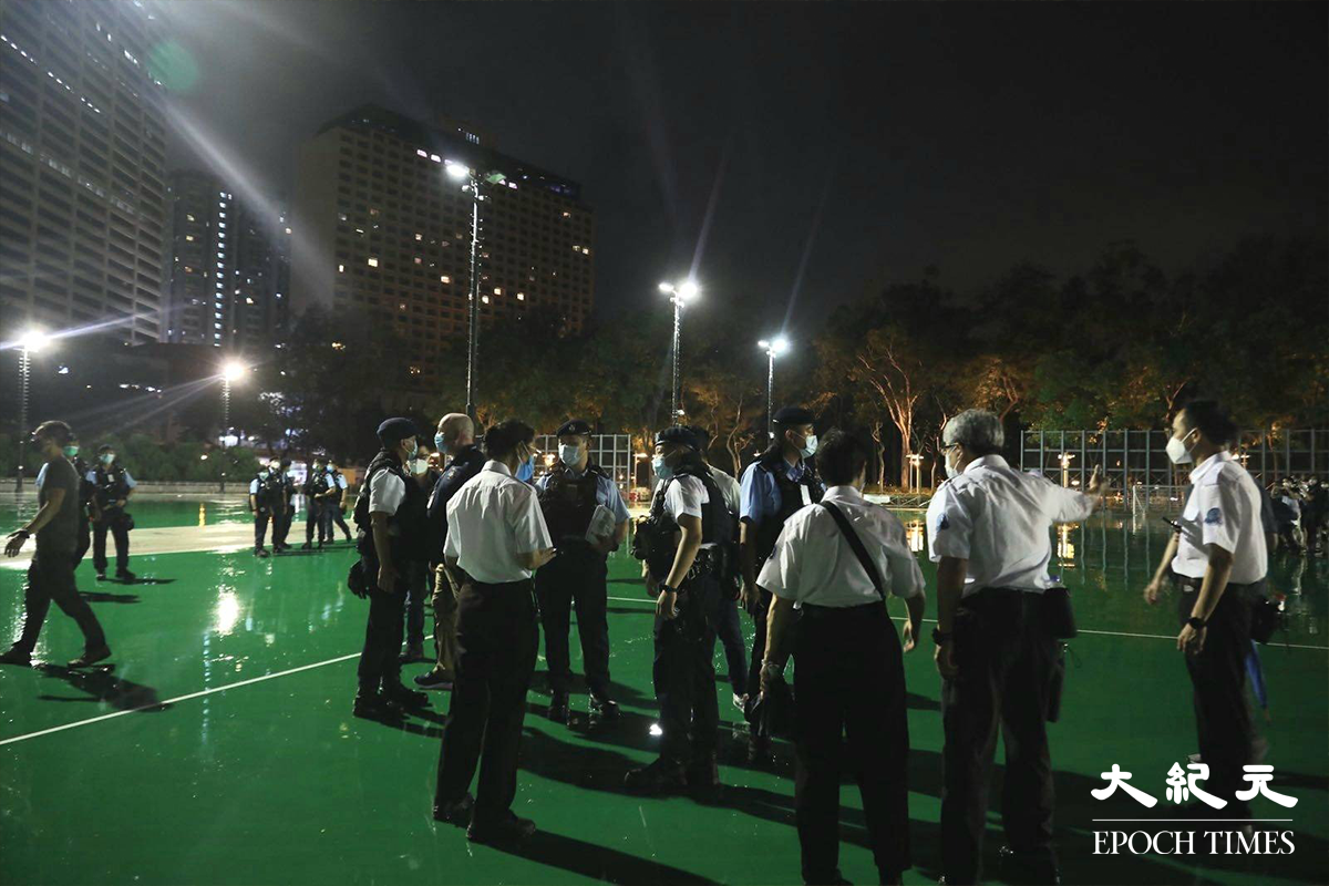 昨(3日)晚11時，近百名警員衝入維園，拉起封鎖線及鐵馬，並驅趕在場記者離開。（卓相如／大紀元）