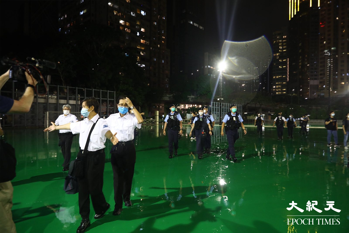 昨(3日)晚11時，近百名警員衝入維園，拉起封鎖線及鐵馬，並驅趕在場記者離開。（卓相如／大紀元）