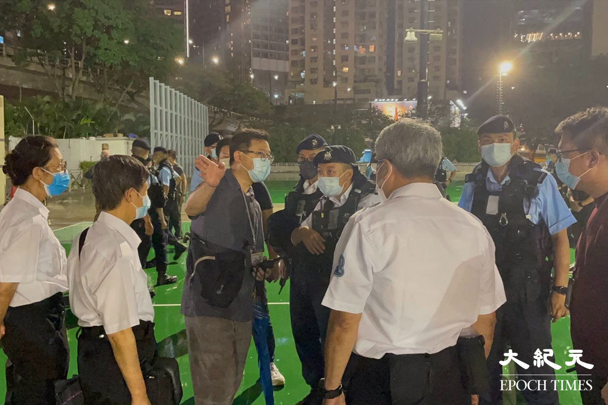 昨(3日)晚11時，近百名警員衝入維園，拉起封鎖線及鐵馬，並驅趕在場記者離開。（卓相如／大紀元）