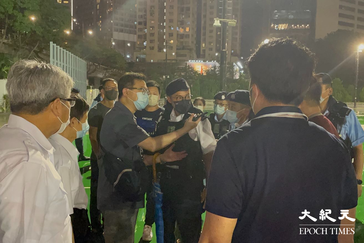 昨(3日)晚11時，近百名警員衝入維園，拉起封鎖線及鐵馬，並驅趕在場記者離開。（卓相如／大紀元）