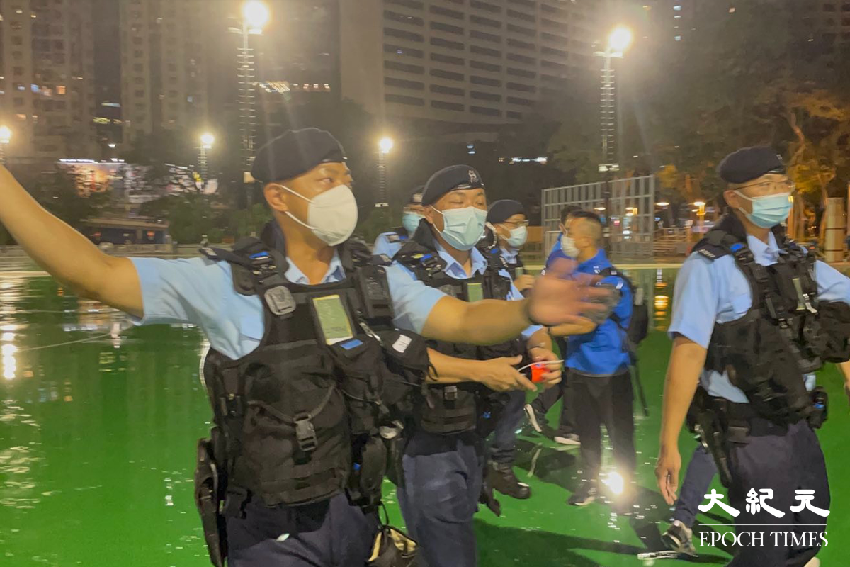 昨(3日)晚11時，近百名警員衝入維園，拉起封鎖線及鐵馬，並驅趕在場記者離開。（卓相如／大紀元）