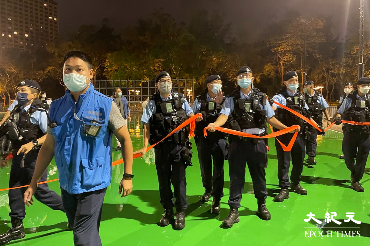 昨(3日)晚11時，近百名警員衝入維園，拉起封鎖線及鐵馬，並驅趕在場記者離開。（卓相如／大紀元）