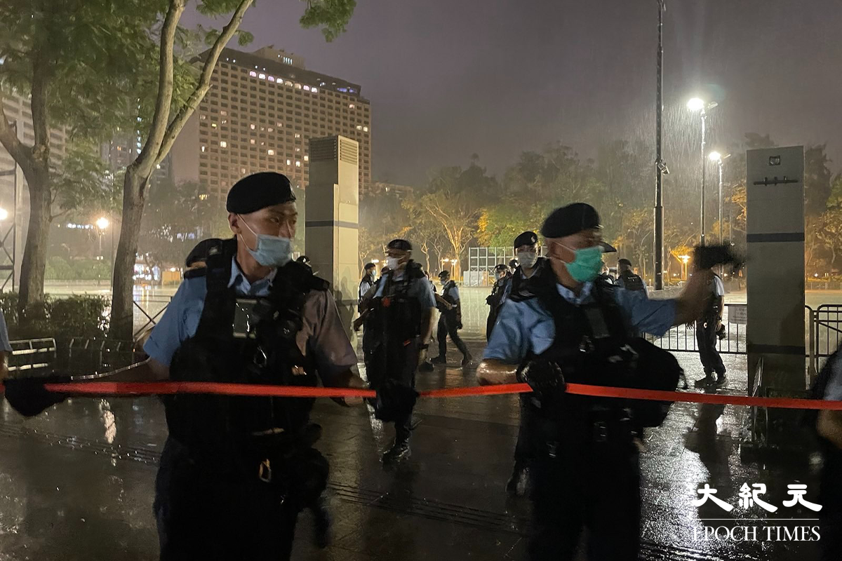昨(3日)晚11時，近百名警員衝入維園，拉起封鎖線及鐵馬，並驅趕在場記者離開。（卓相如／大紀元）