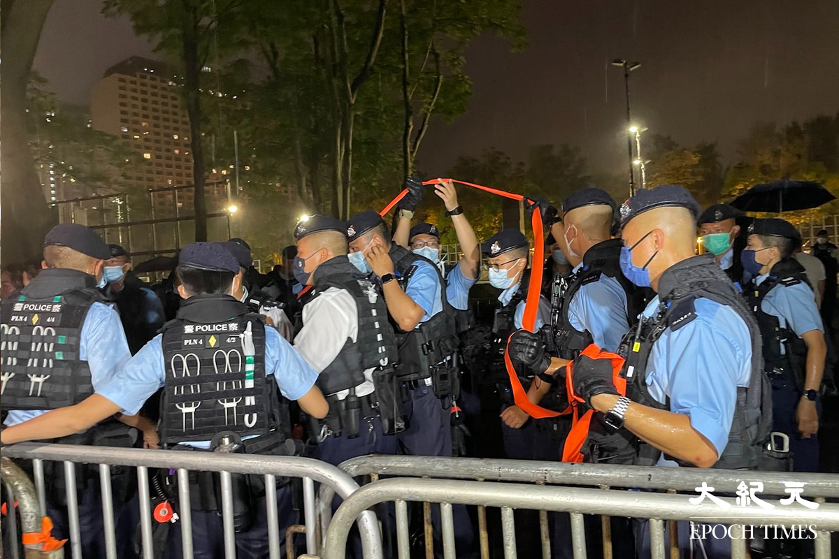 昨(3日)晚11時，近百名警員衝入維園，拉起封鎖線及鐵馬，並驅趕在場記者離開。（卓相如／大紀元）