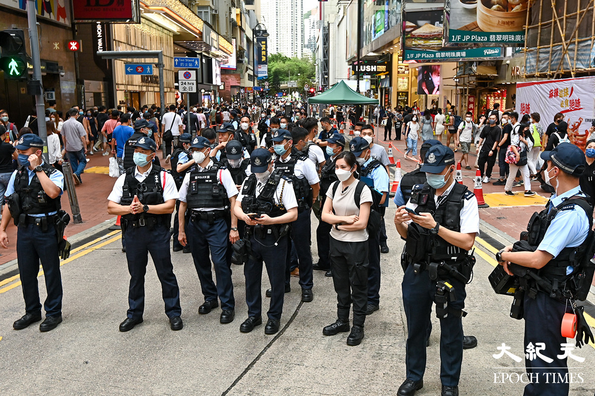 大批警員在銅鑼灣站外戒備。（宋碧龍／大紀元）