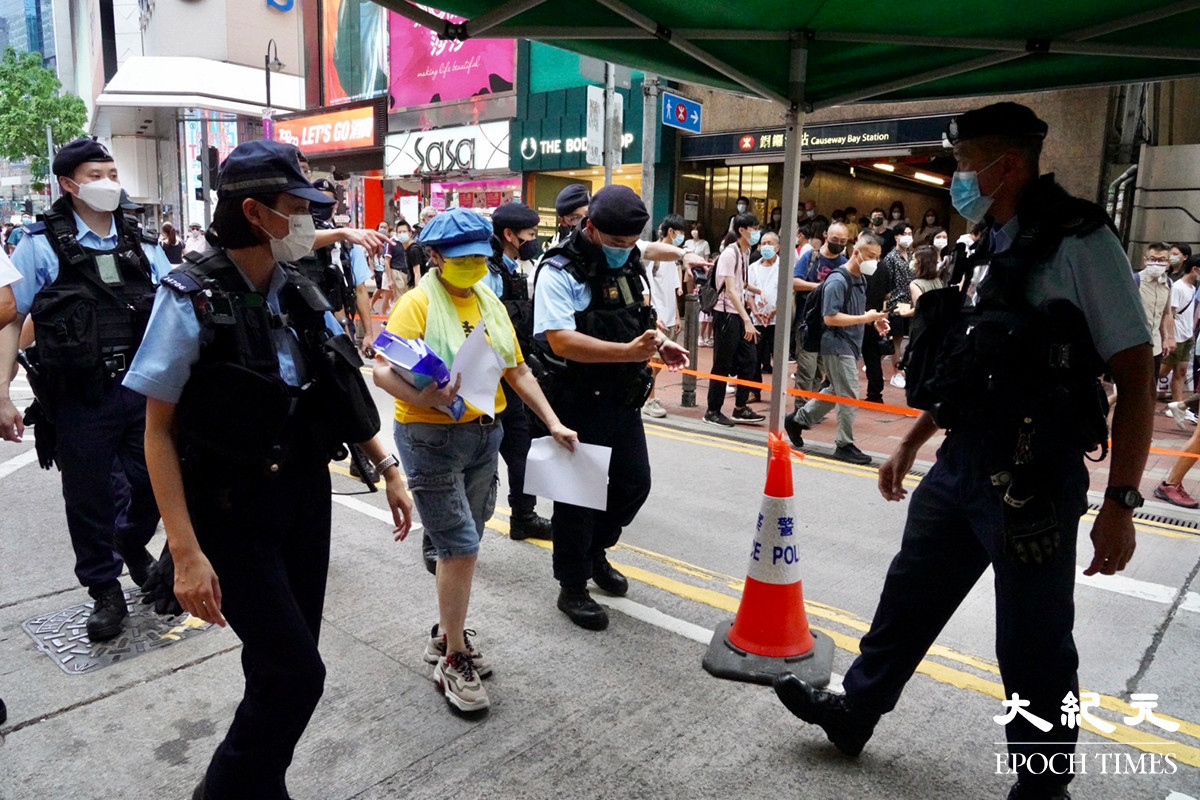 盧女士被警員截查。（余鋼／大紀元）