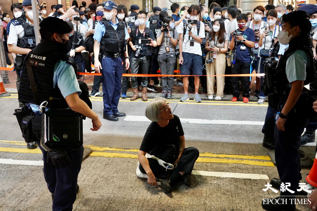 老婦倒地後痛哭大罵警察「沒有良心」。（宋碧龍／大紀元）