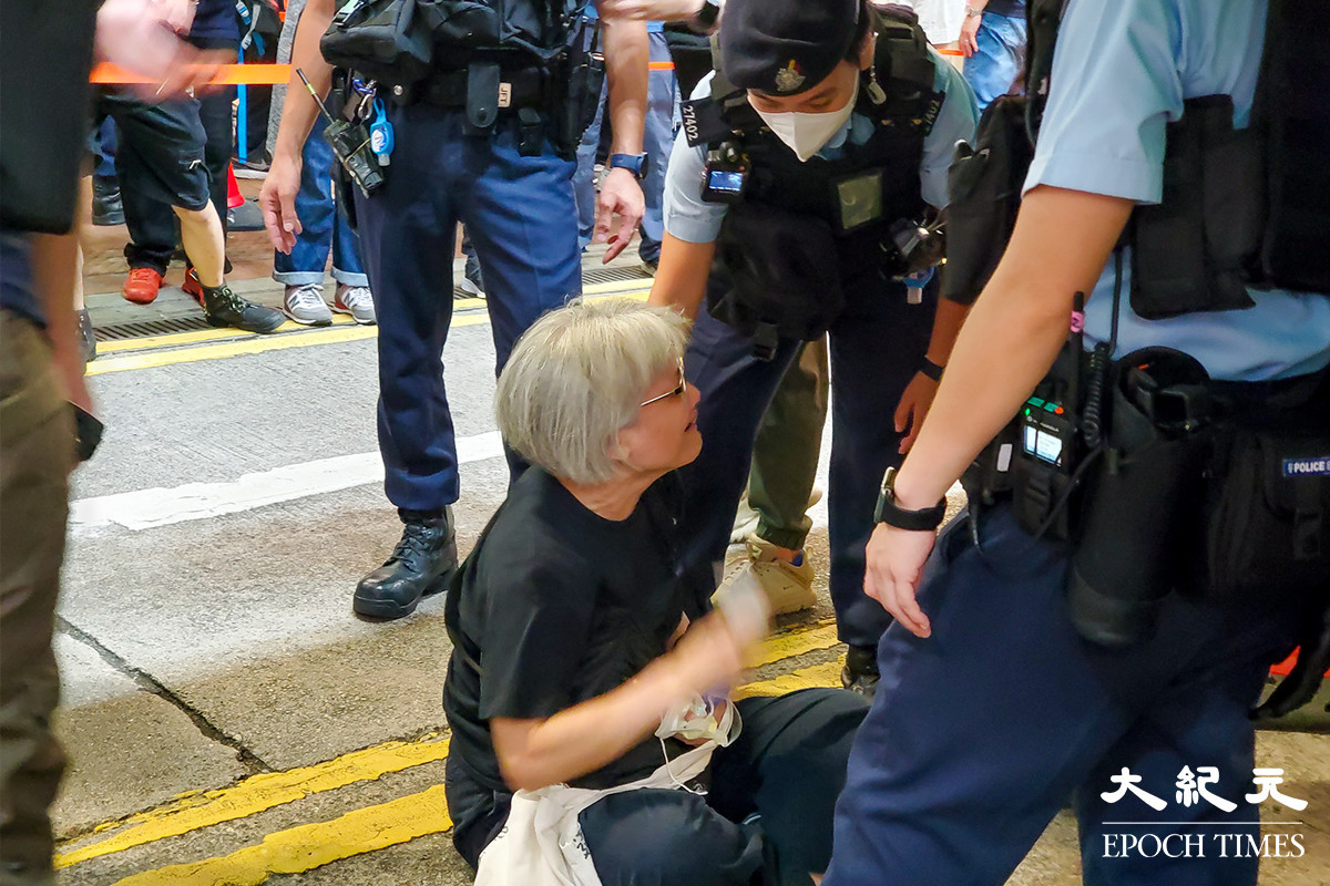 老婦跌倒後大罵警察。（宋碧龍／大紀元）