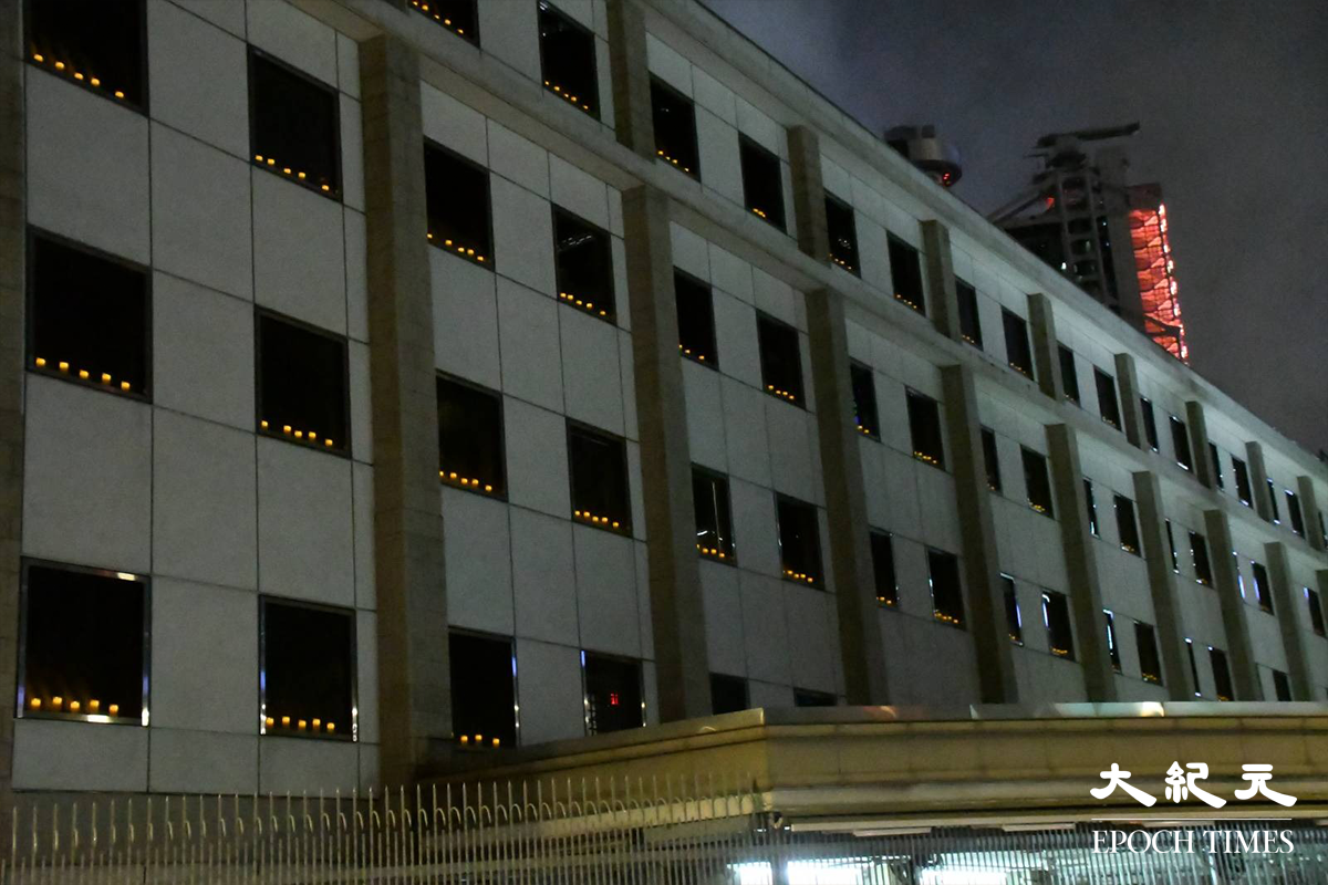 美國駐港澳總領事館在窗台點亮蠟燭，悼念今日六四33周年。（麥碧／大紀元）