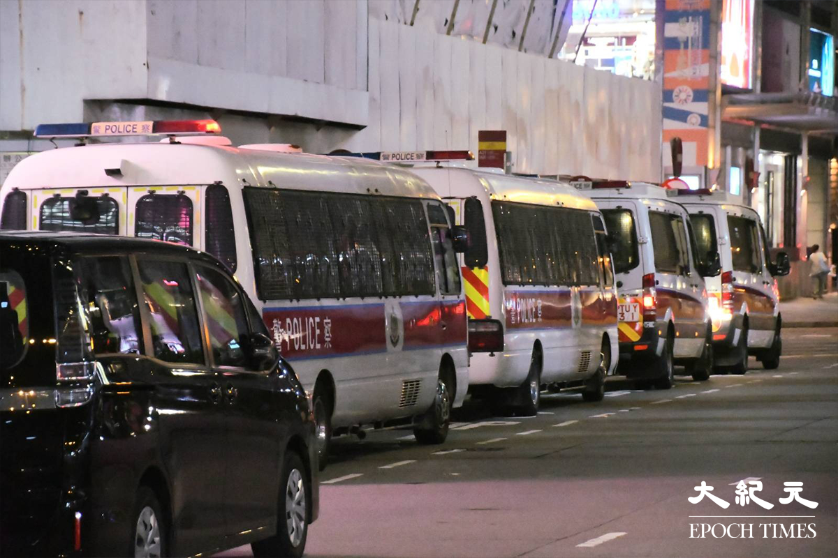 晚上7時許，警方「O記」探員聯同、海關及入境處等多個部門共派出145名成員，突擊巡查尖沙咀美麗都及重慶大廈，展開反罪案聯合行動。（麥碧／大紀元）
