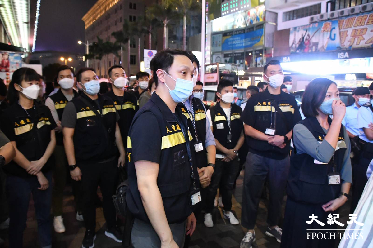 晚上7時許，警方「O記」探員聯同、海關及入境處等多個部門共派出145名成員，突擊巡查尖沙咀美麗都及重慶大廈，展開反罪案聯合行動。（麥碧／大紀元）