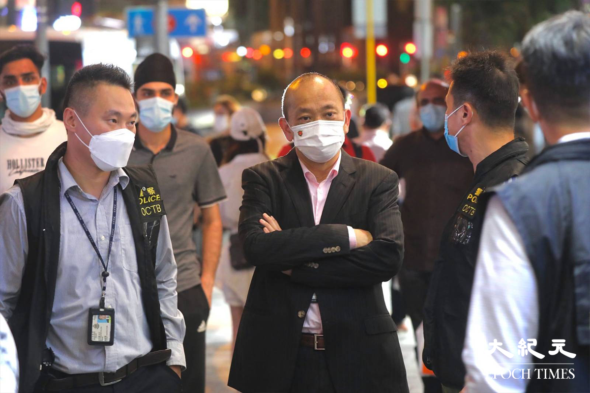 負責指揮是次反罪案聯合行動的，「有組織罪案及三合會調查科」總警司黃維先生(穿西裝者)。（L.W.H.／大紀元）