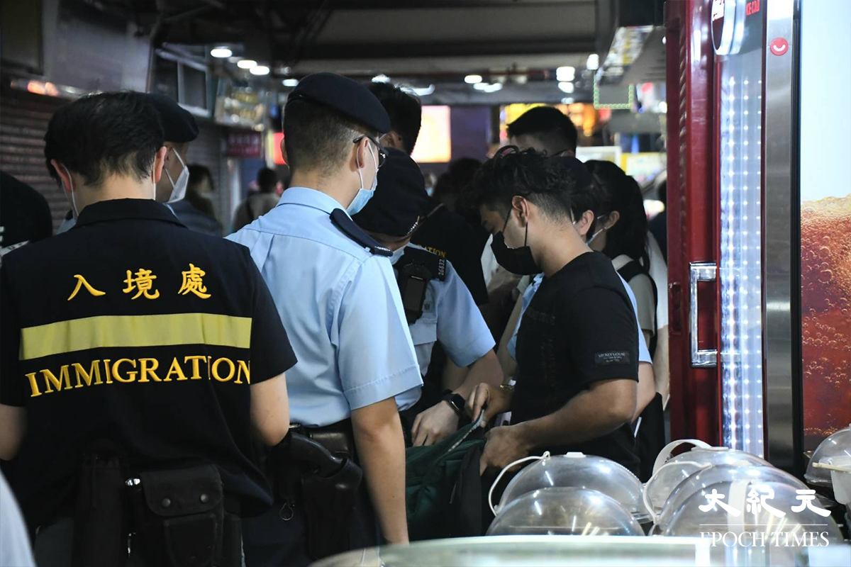 警方於重慶大廈內外，截停搜查多名非華裔人士。（麥碧／大紀元）